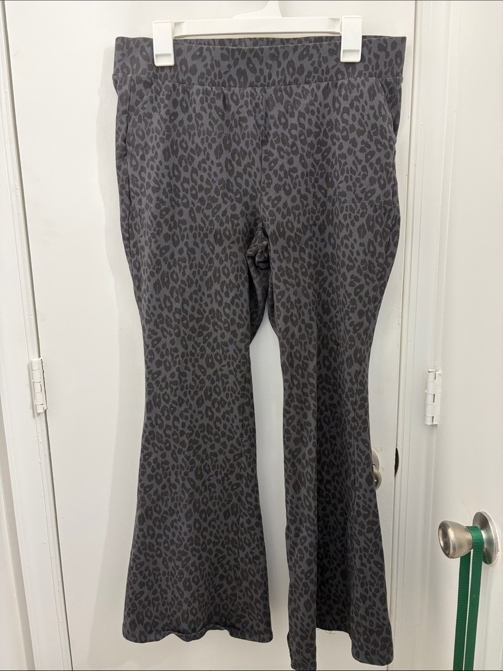 Torrid Gray Leopard Print pocketed Flared Legging Pants size 2 (18/20) EUC
